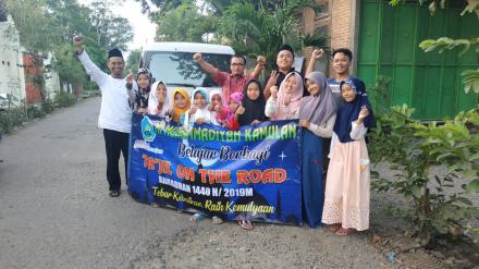 Belasan Siswa MI Muhammadiyah dan Pemuda Muhammadiyah Bagi-Bagi Takjil. 